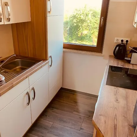 Felix Living 4, Moderne 2-zimmer In Stadtrandlage, Balkon & Parkplatz Apartman *